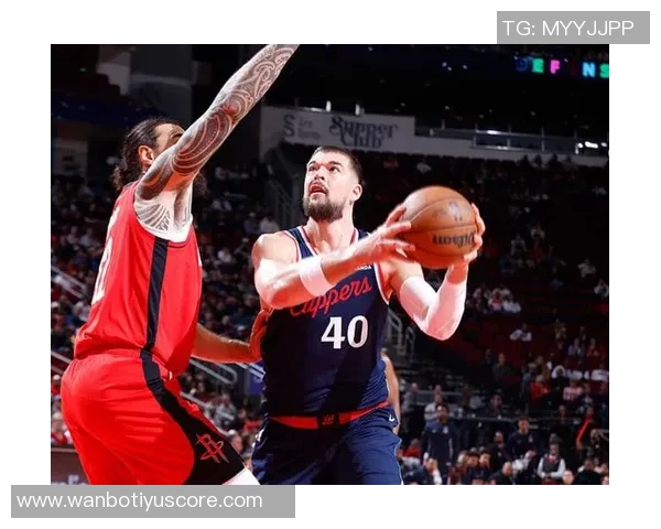 兰德尔表现出色13投7中砍下19分7篮板三分球命中率高达75